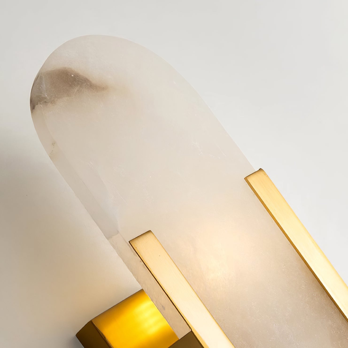 Modern Vertical Alabaster Wall Sconce - Cueteks