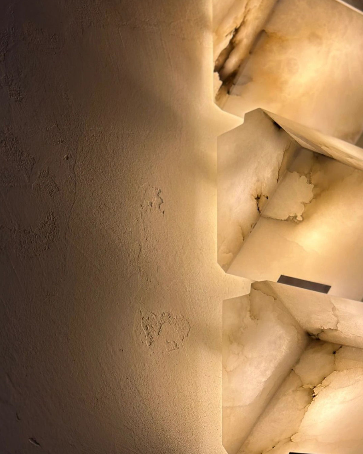 Elegant Alabaster Wall Light - Cueteks