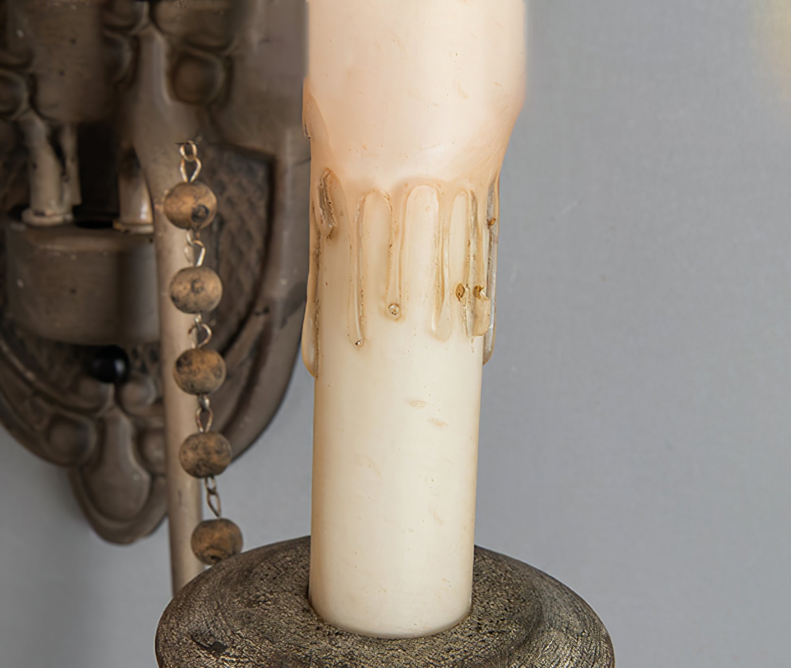 White Metal Wall Sconce with Wood Backplate and 2 Bulbs - Cueteks