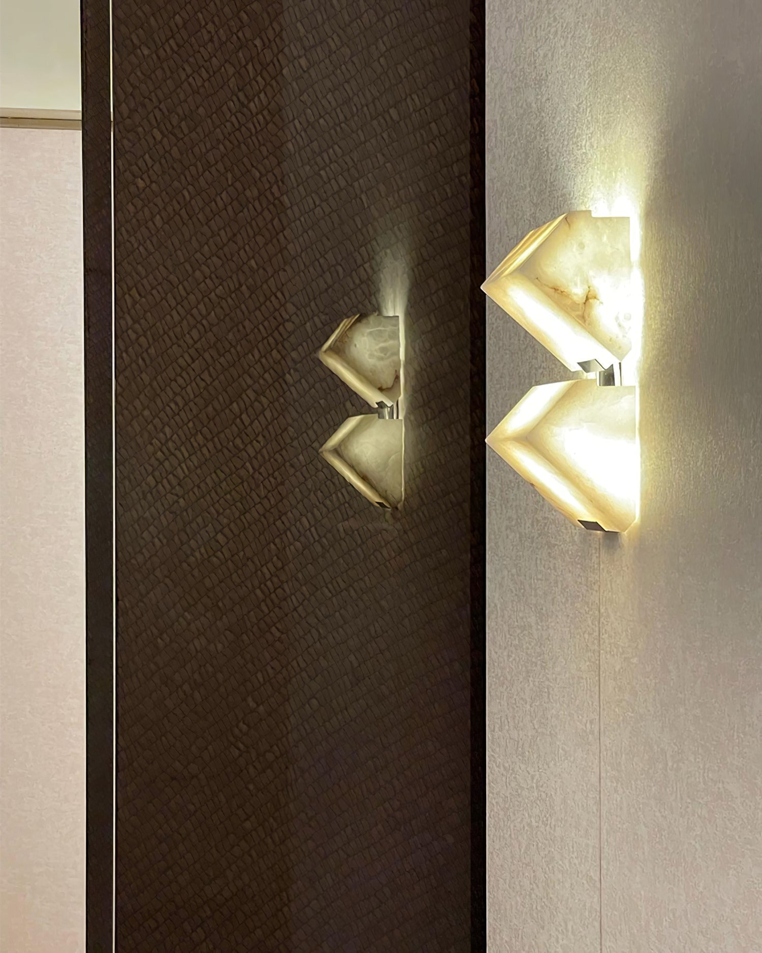 Elegant Alabaster Wall Light - Cueteks