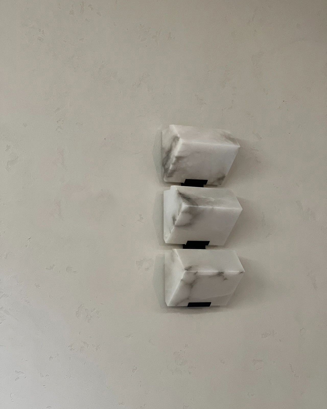 Elegant Alabaster Wall Light - Cueteks