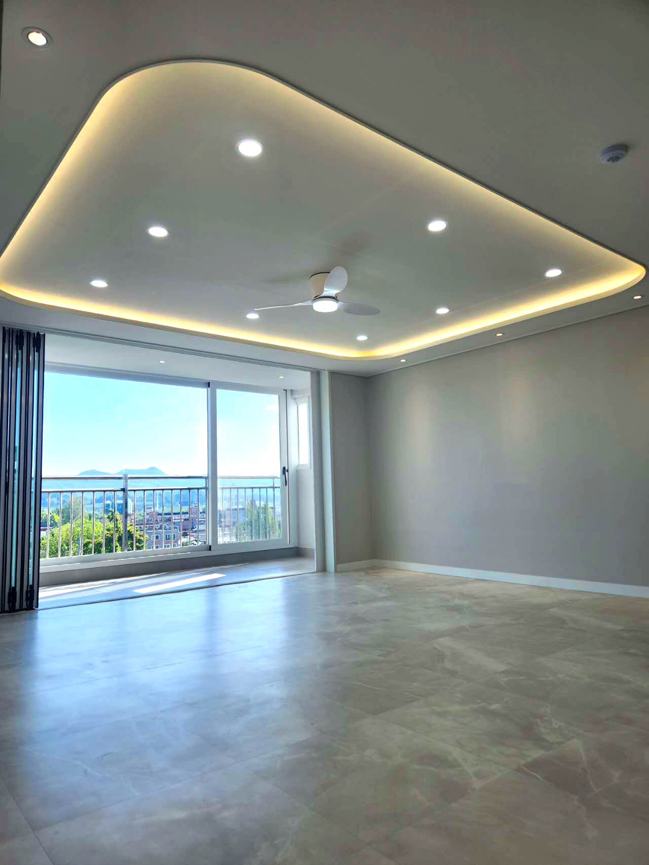 White ceiling fan beneath a coved ceiling