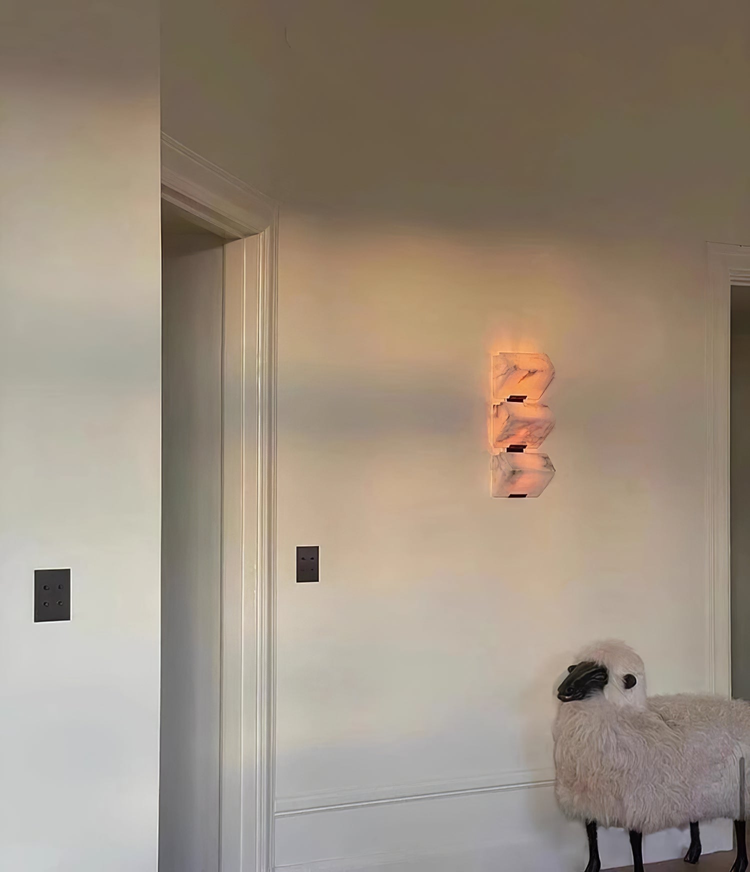 Elegant Alabaster Wall Light - Cueteks