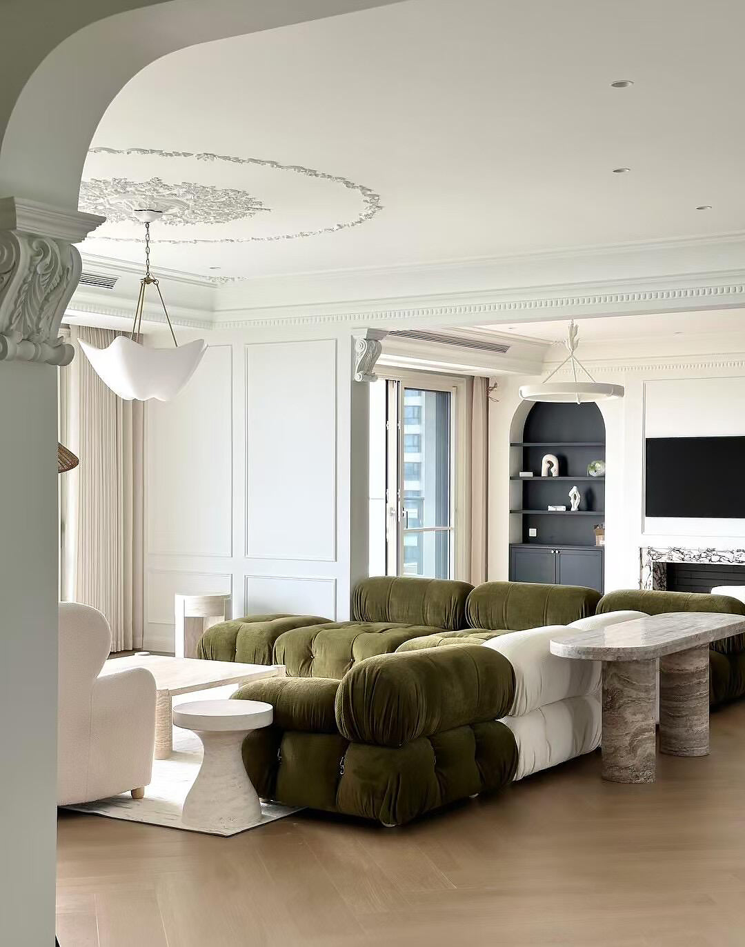 Wide living-room view with the Cosima sculptural chandelier