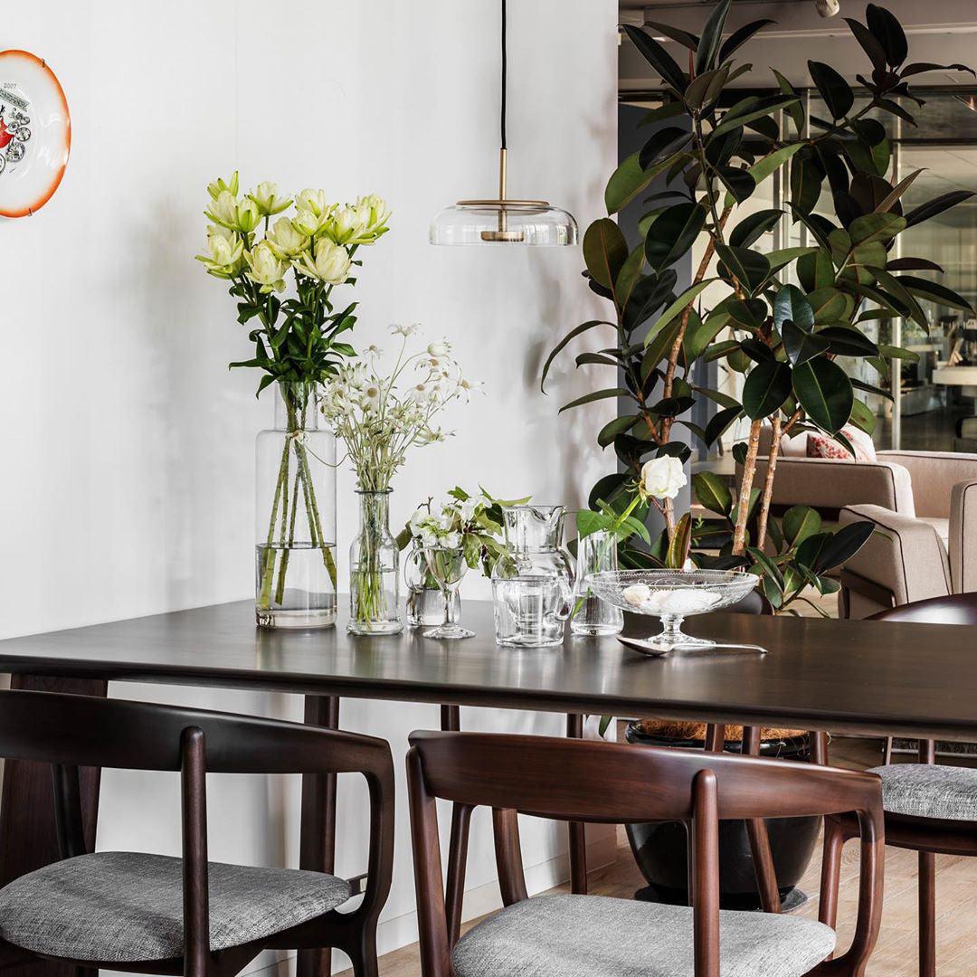 Blossi pendant light with a glass dome and circular inner metal elements
