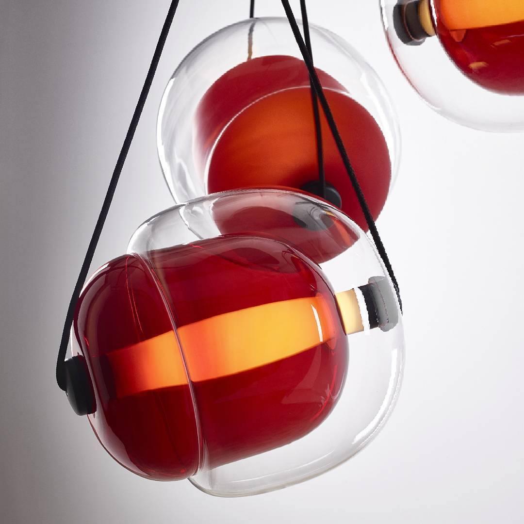 Red inner capsules and horizontal luminous tubes