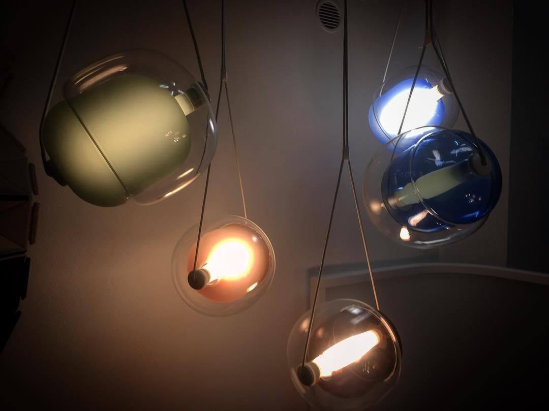 Glass capsules with different illuminated colours