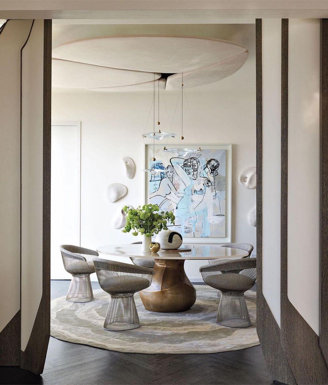 Small glass pendant in a round-table dining room
