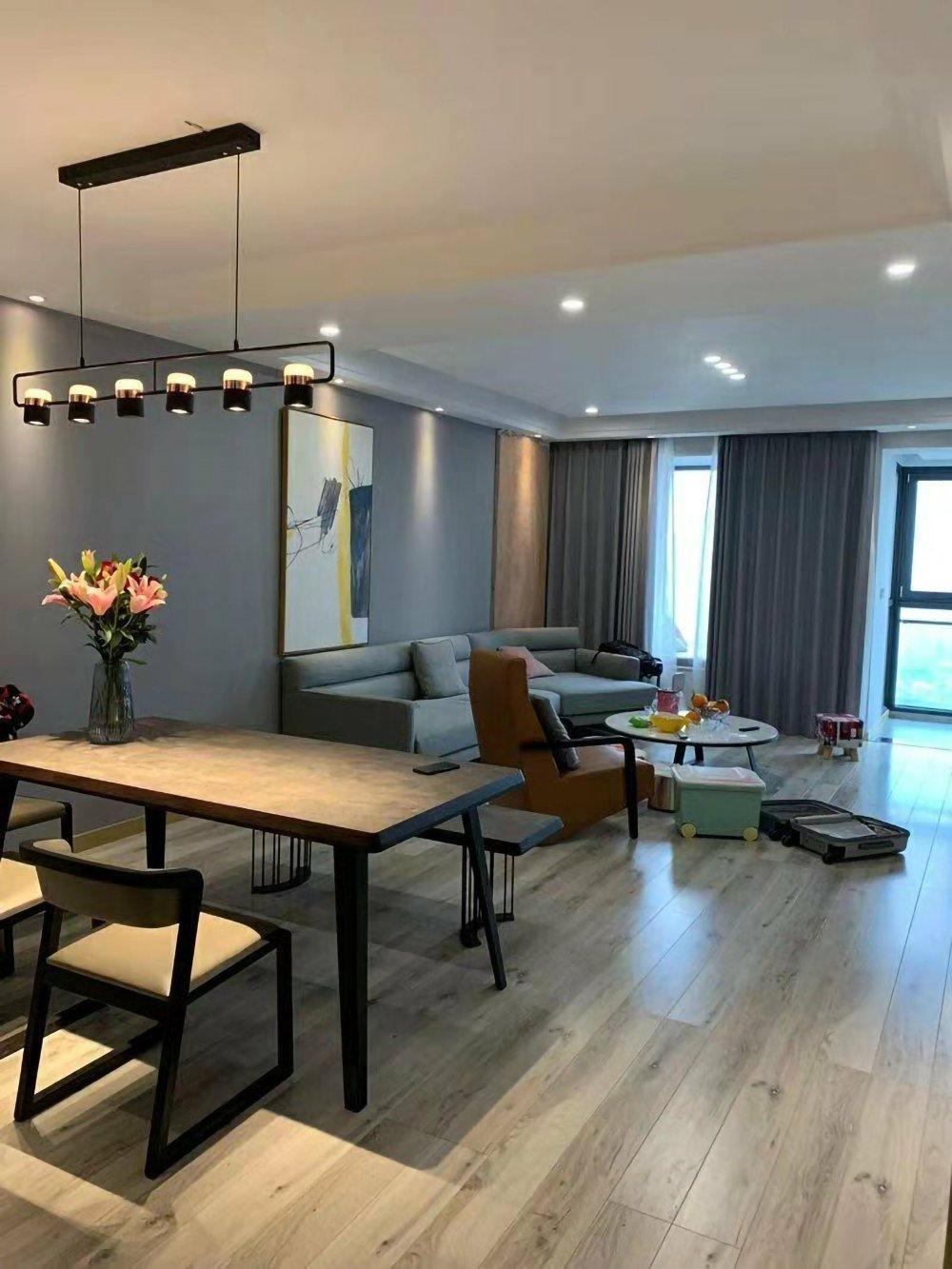 Geometric LED pendant light with adjustable cylindrical heads