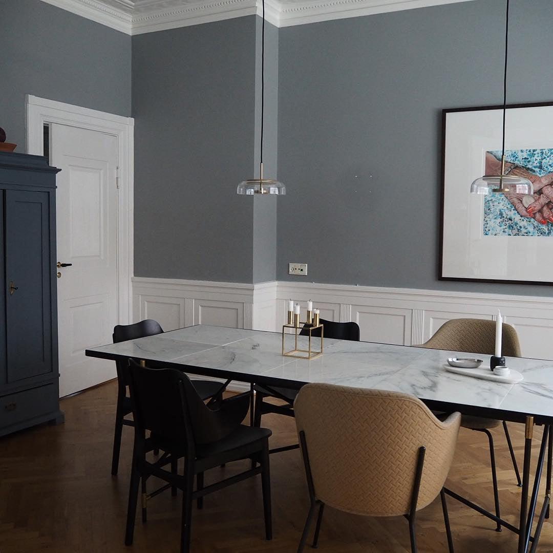 Blossi pendant light with a glass dome and circular inner metal elements