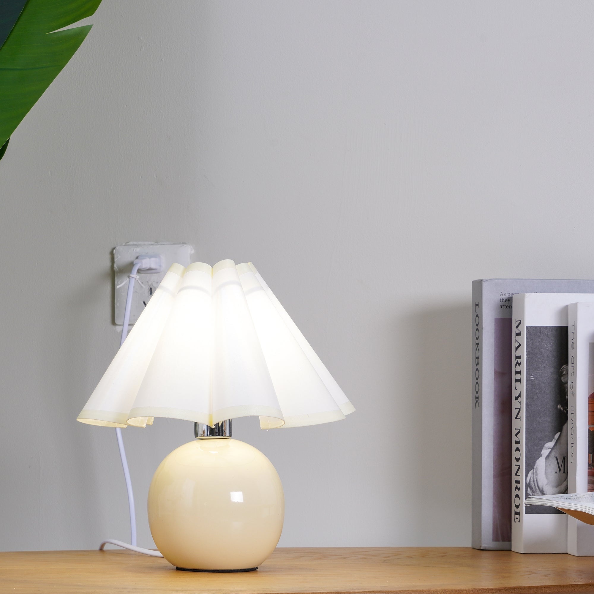Kicsi Knife Pleat Table Lamp - Cueteks