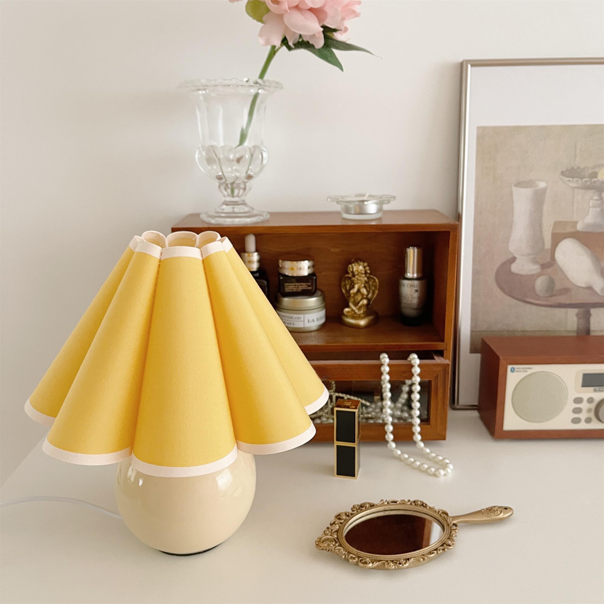 Kicsi Knife Pleat Table Lamp - Cueteks