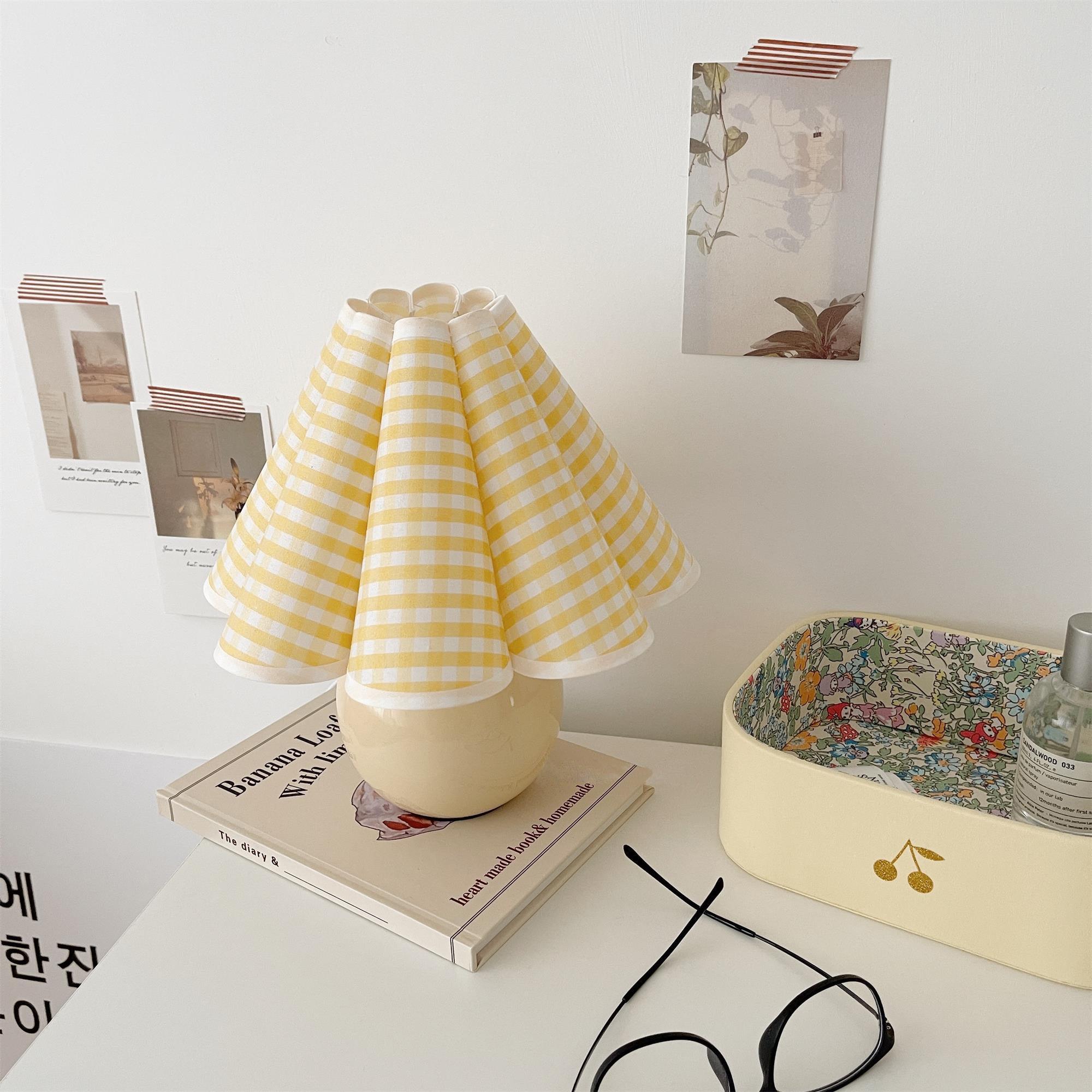 Kicsi Knife Pleat Table Lamp - Cueteks