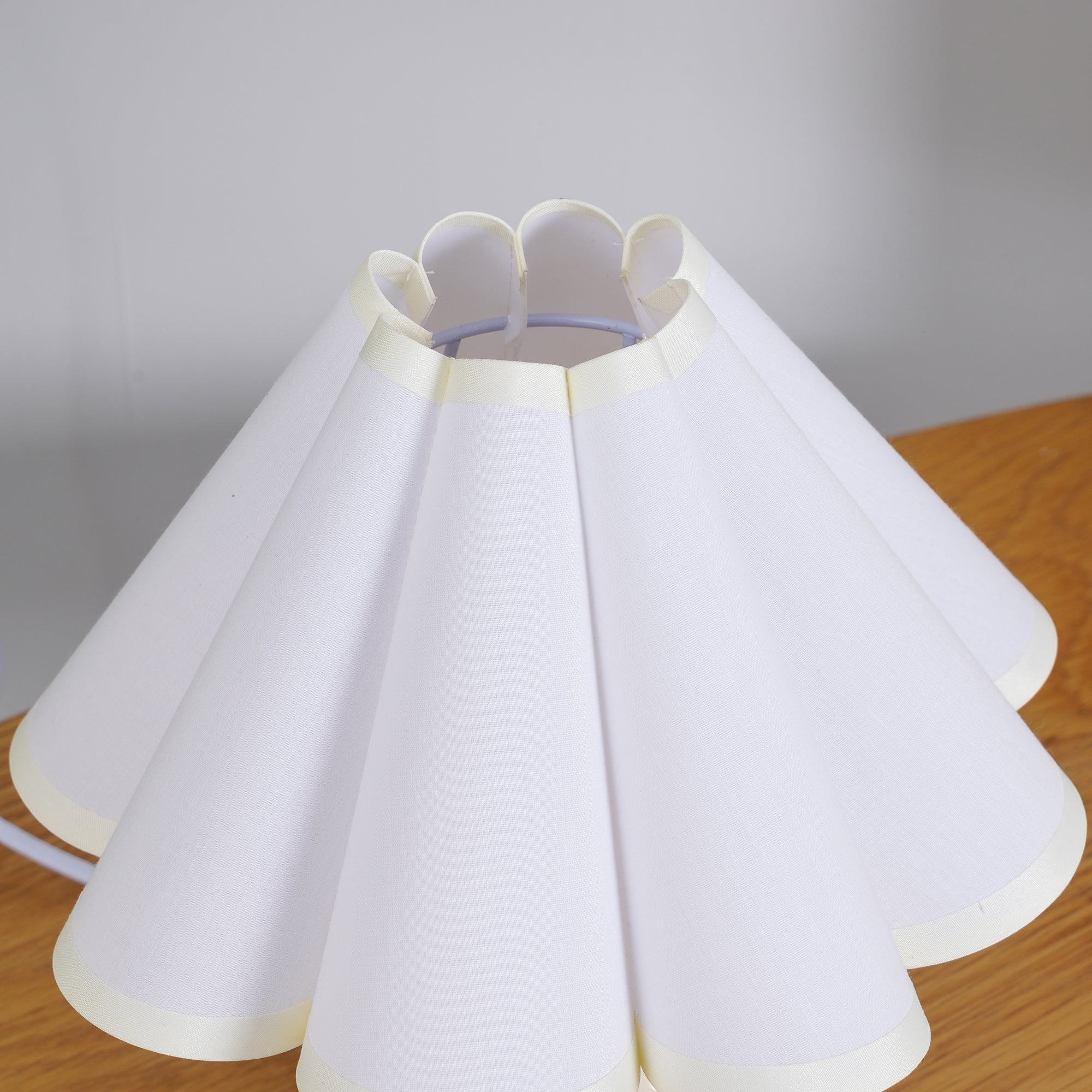 Kicsi Knife Pleat Table Lamp - Cueteks