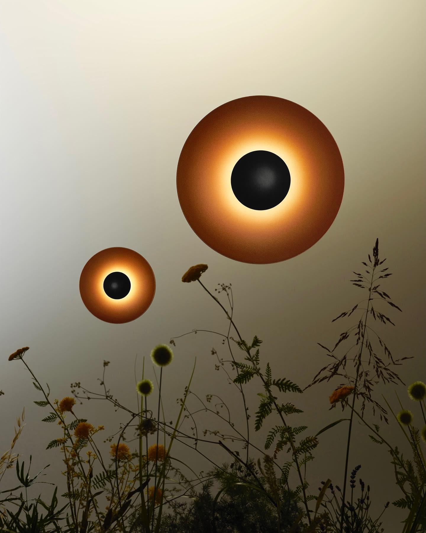 Simplicity Glow round metal LED wall light