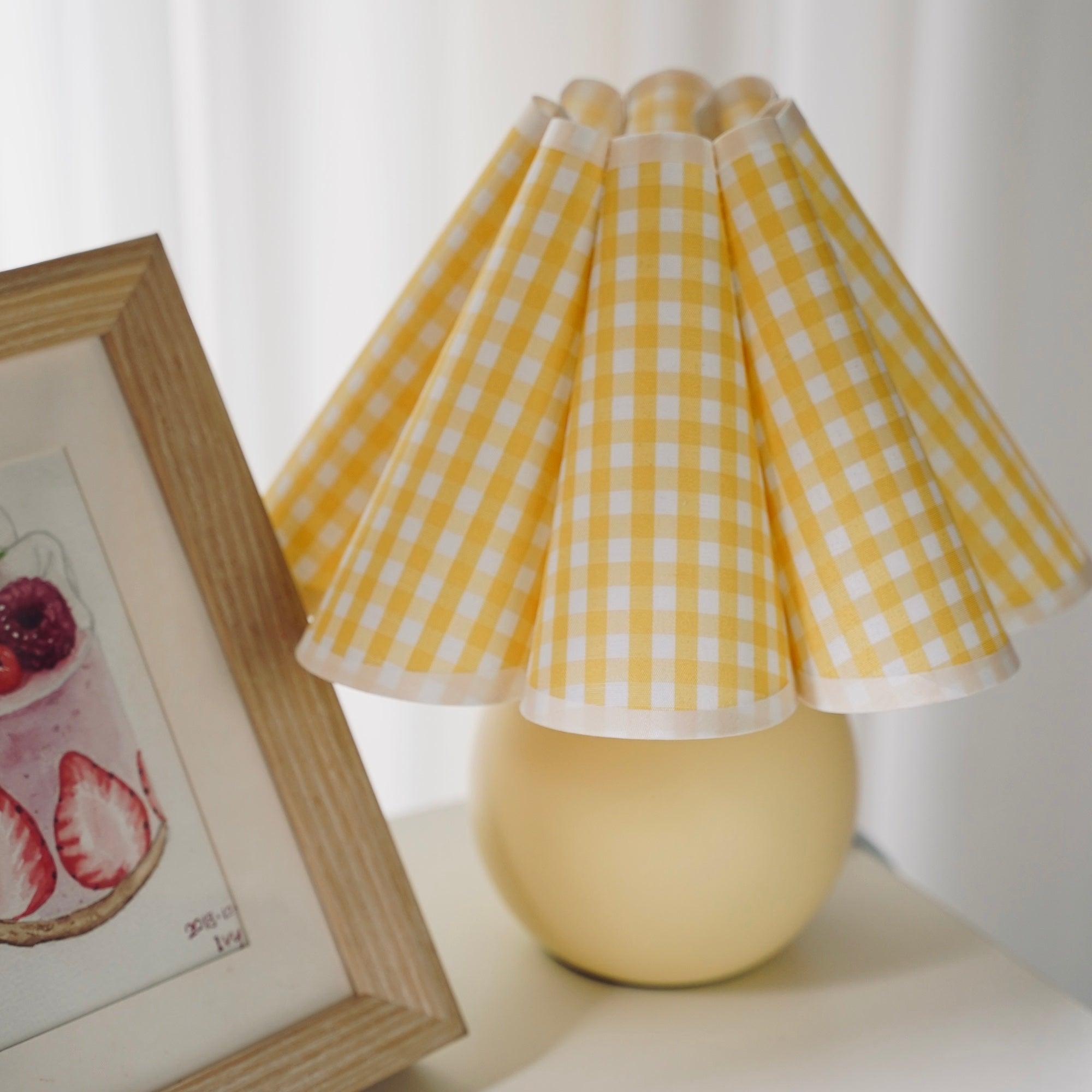 Kicsi Knife Pleat Table Lamp - Cueteks