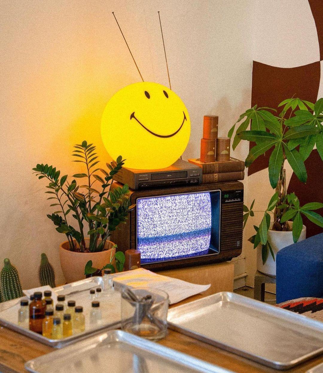 Smiling Rechargeable Built-in Battery Table Lamp - Cueteks
