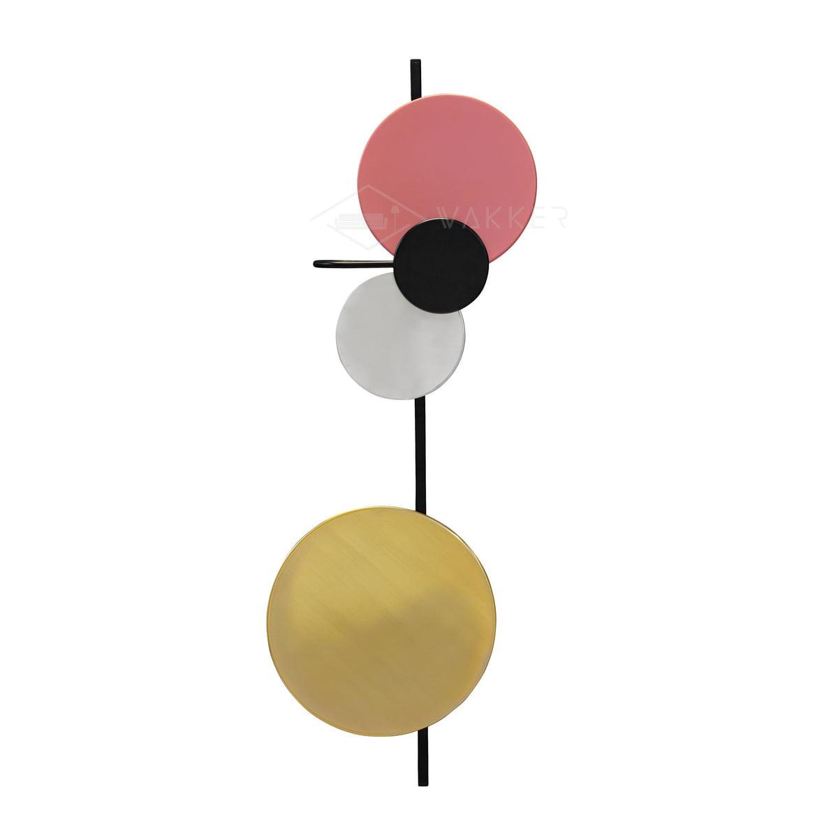 Pink-red upper disc with silver-coloured middle and gold-coloured lower discs