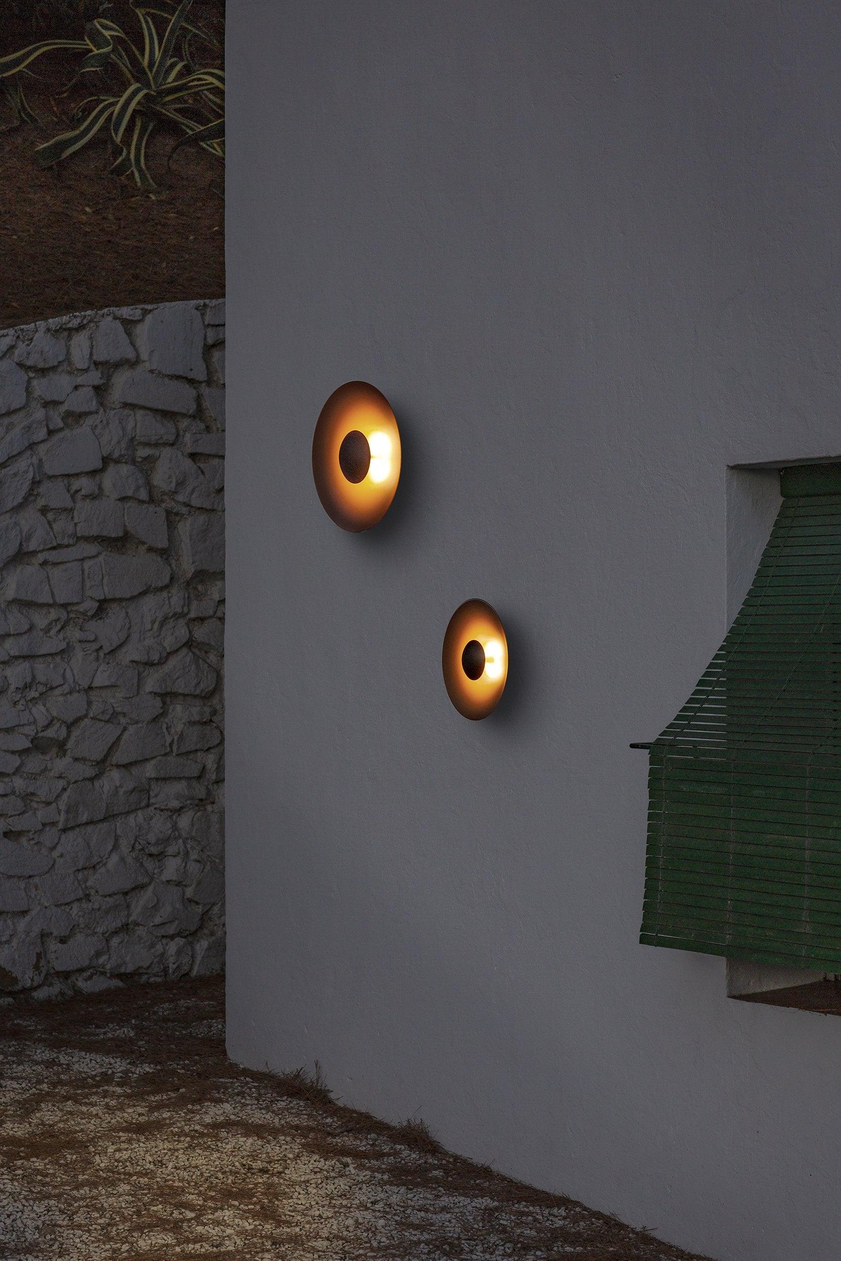 Simplicity Glow round metal LED wall light
