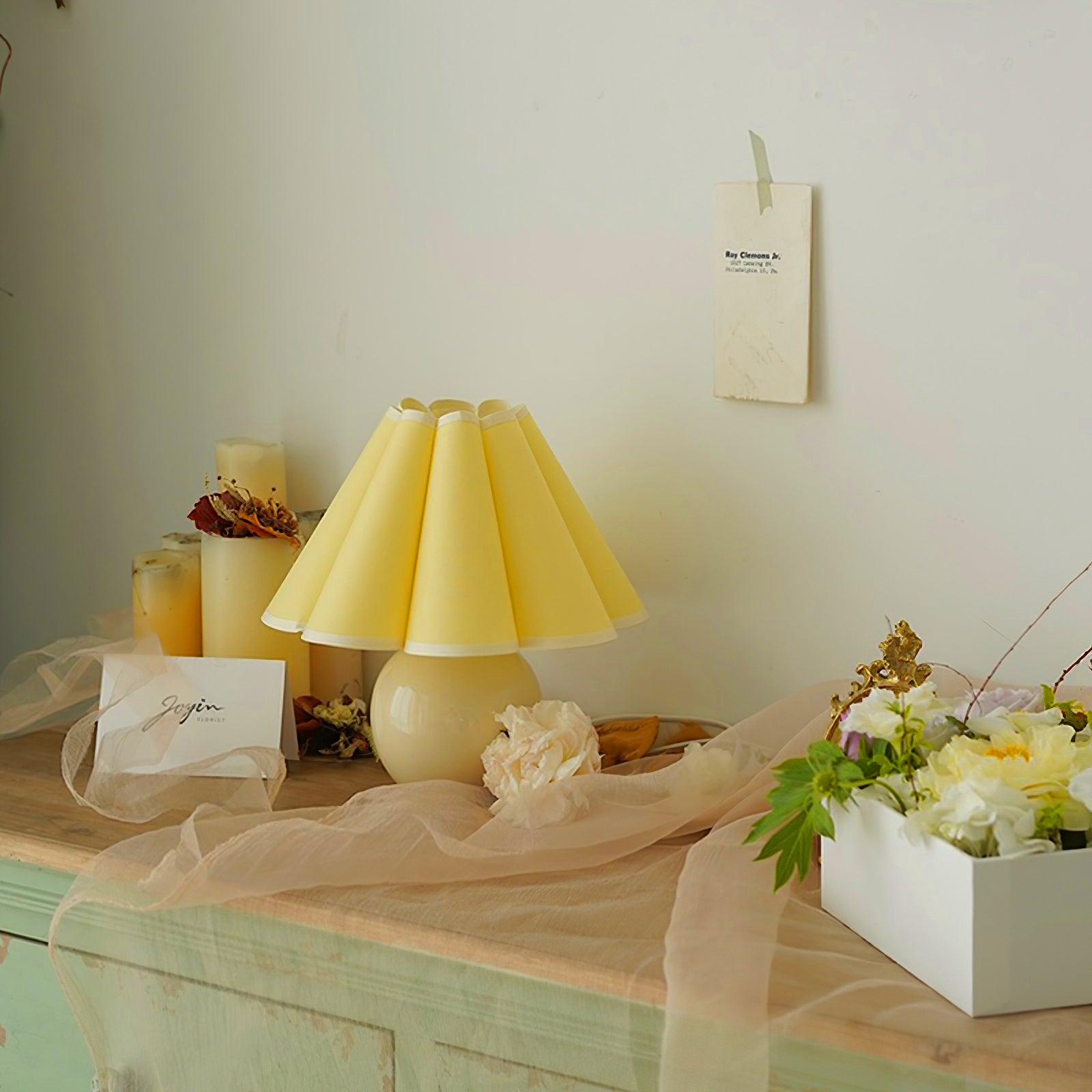 Kicsi Knife Pleat Table Lamp - Cueteks
