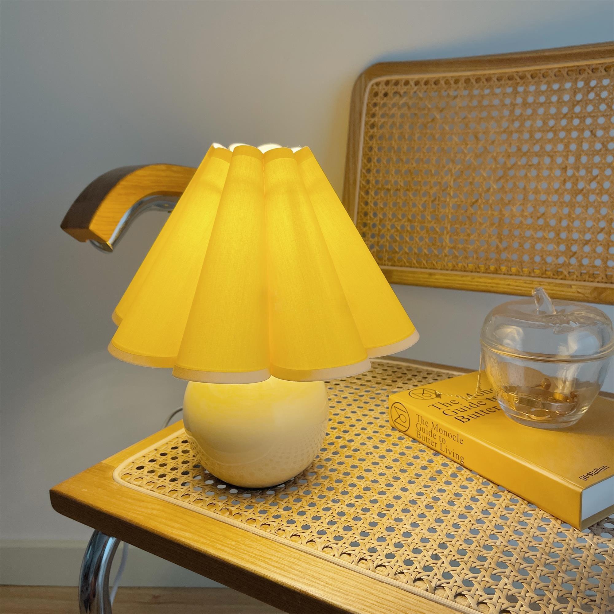 Kicsi Knife Pleat Table Lamp - Cueteks