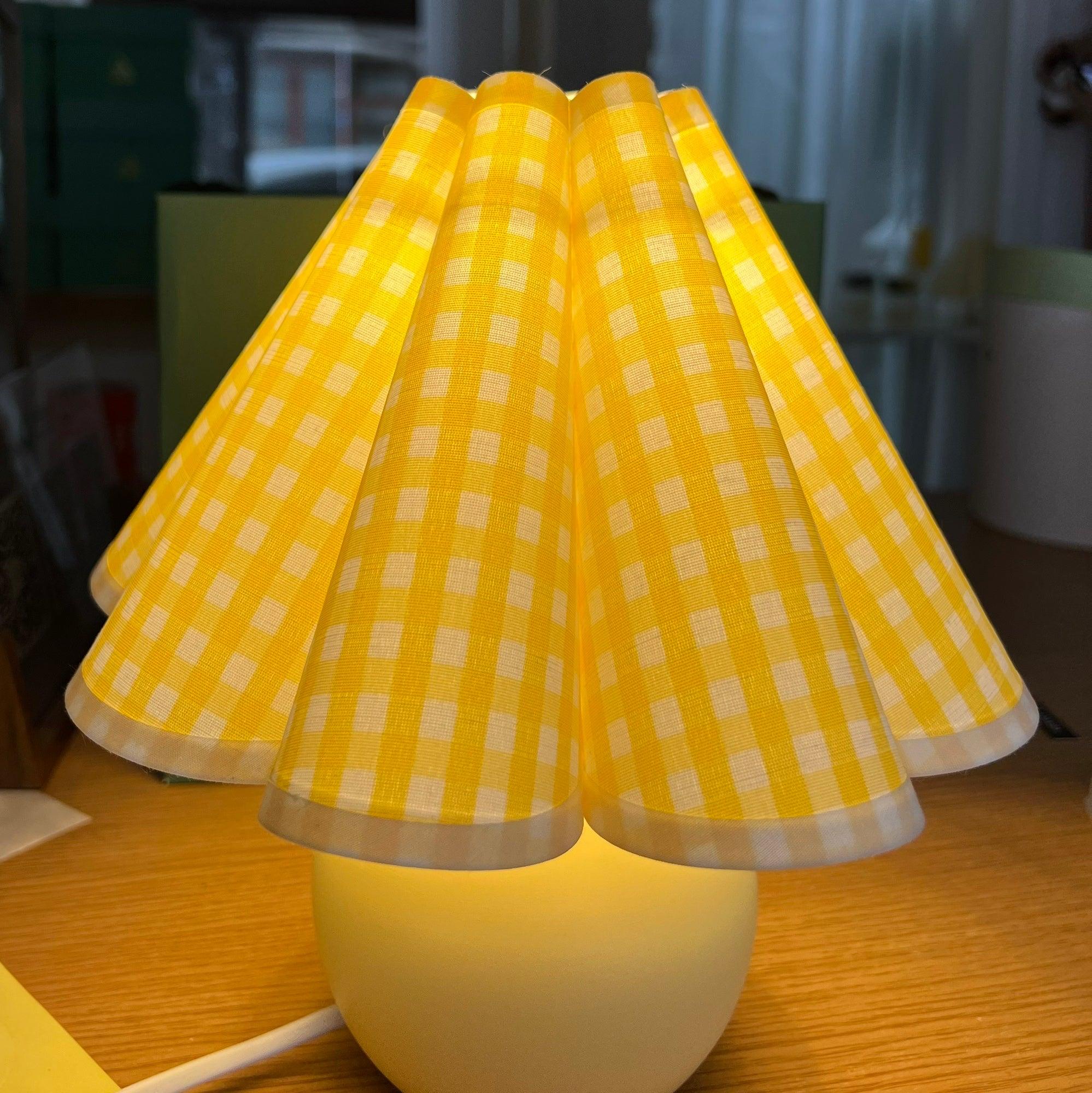 Kicsi Knife Pleat Table Lamp - Cueteks