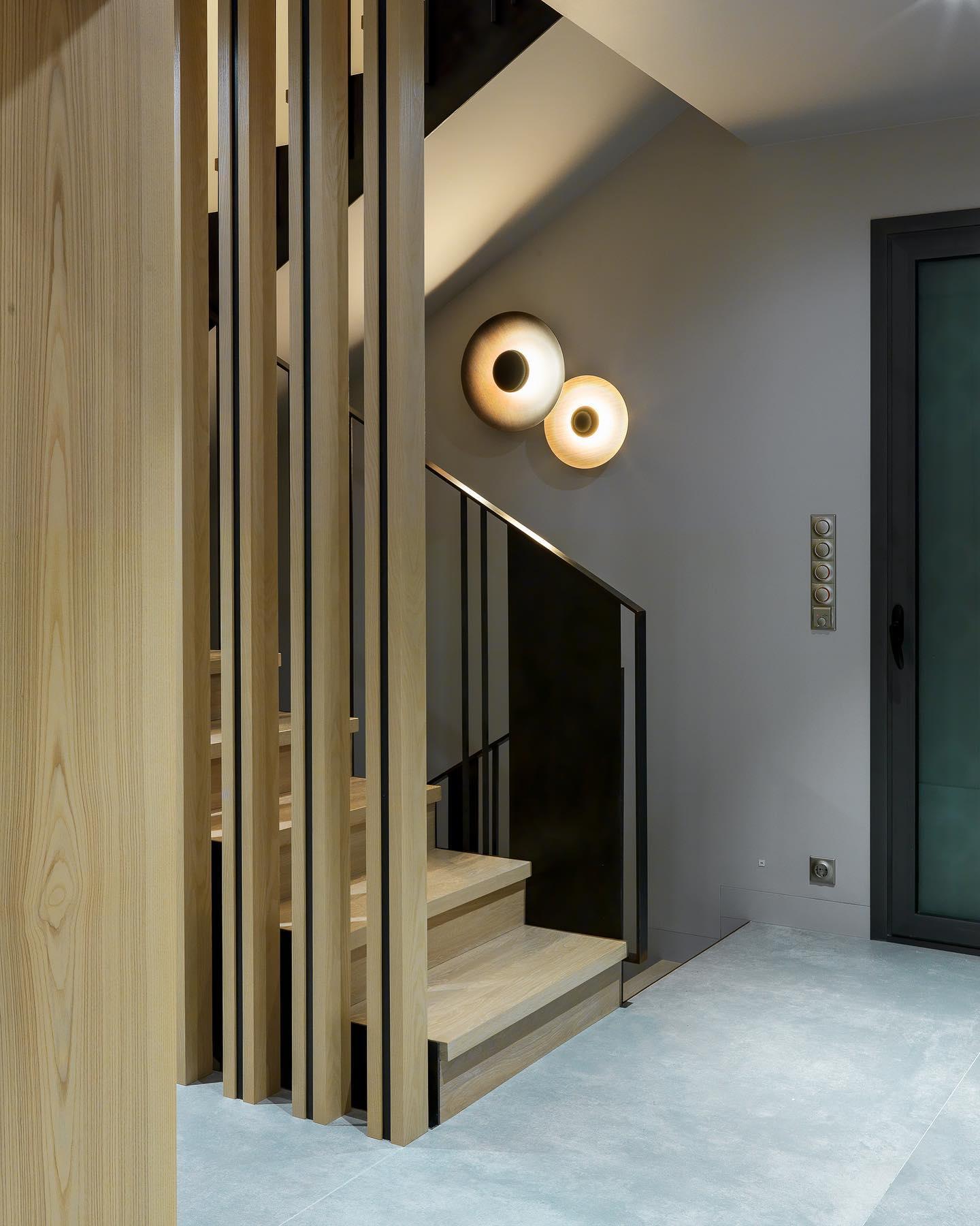 Simplicity Glow round metal LED wall light