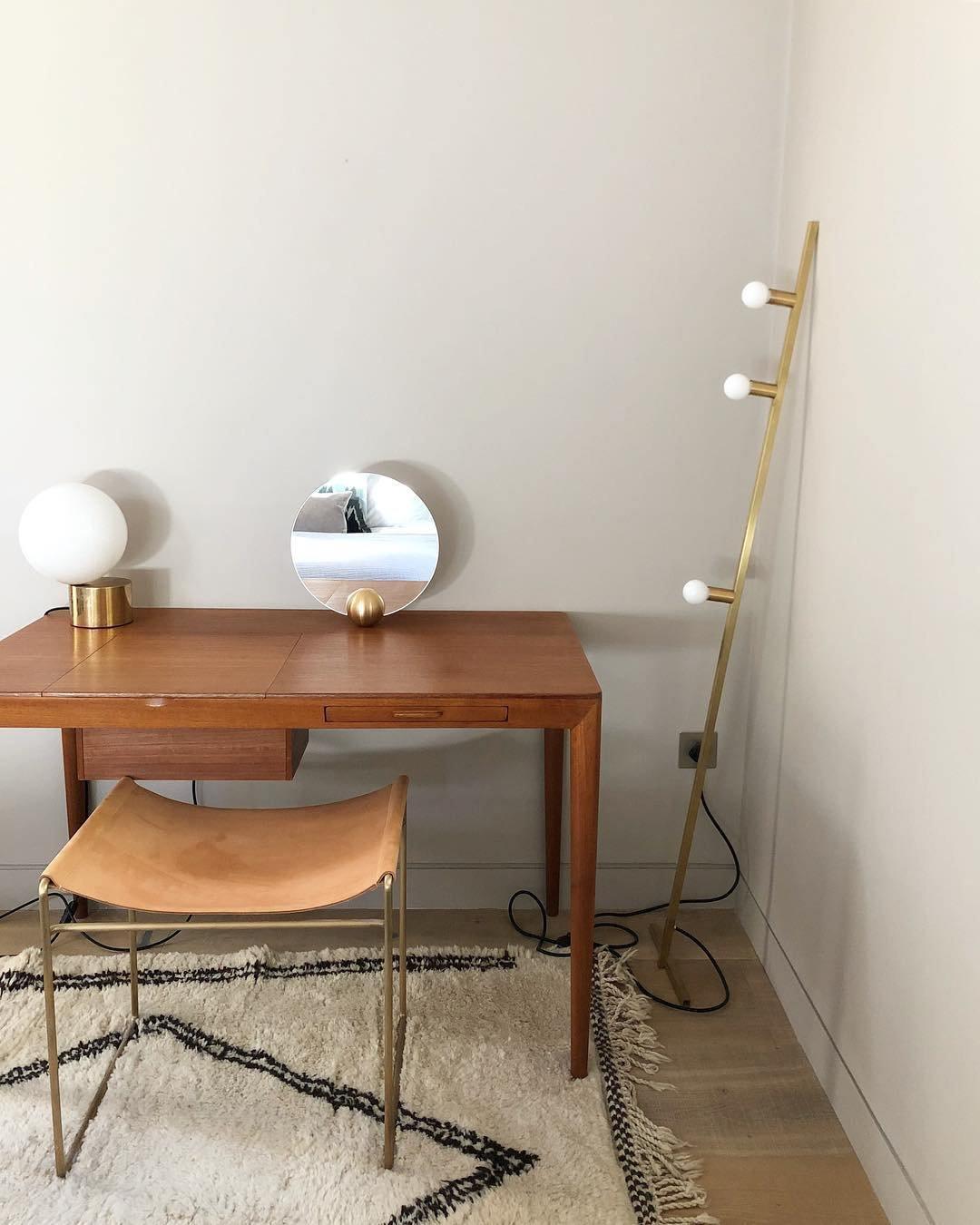 Tip of The Tongue Table Lamp - Cueteks