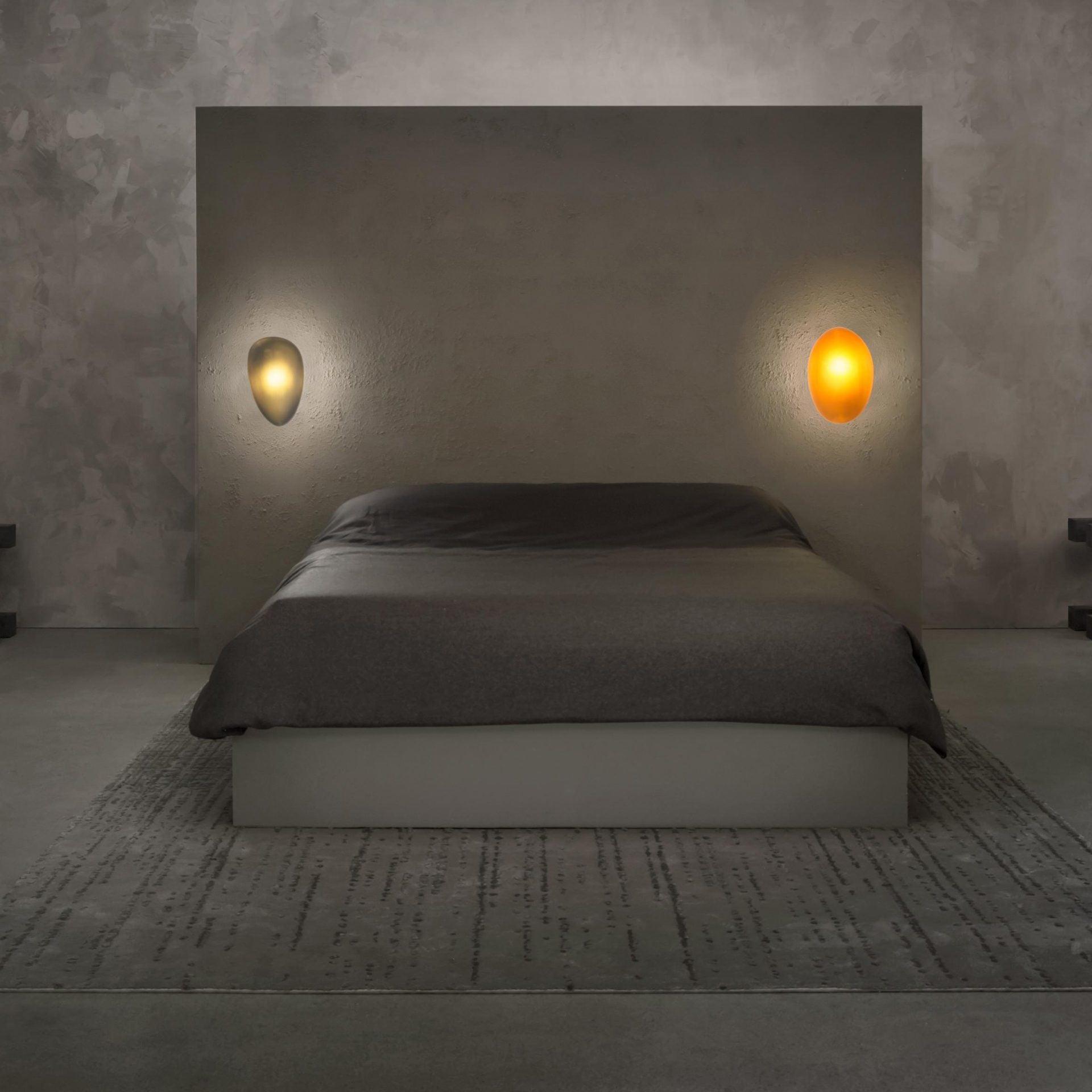 Bubble Glass pebble-shaped wall light