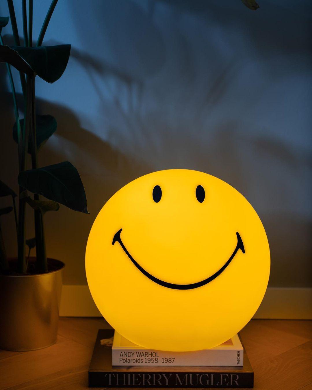 Smiling Rechargeable Built-in Battery Table Lamp - Cueteks