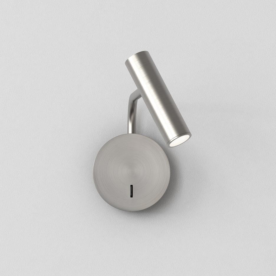 Brushed round plate with tilted LED head