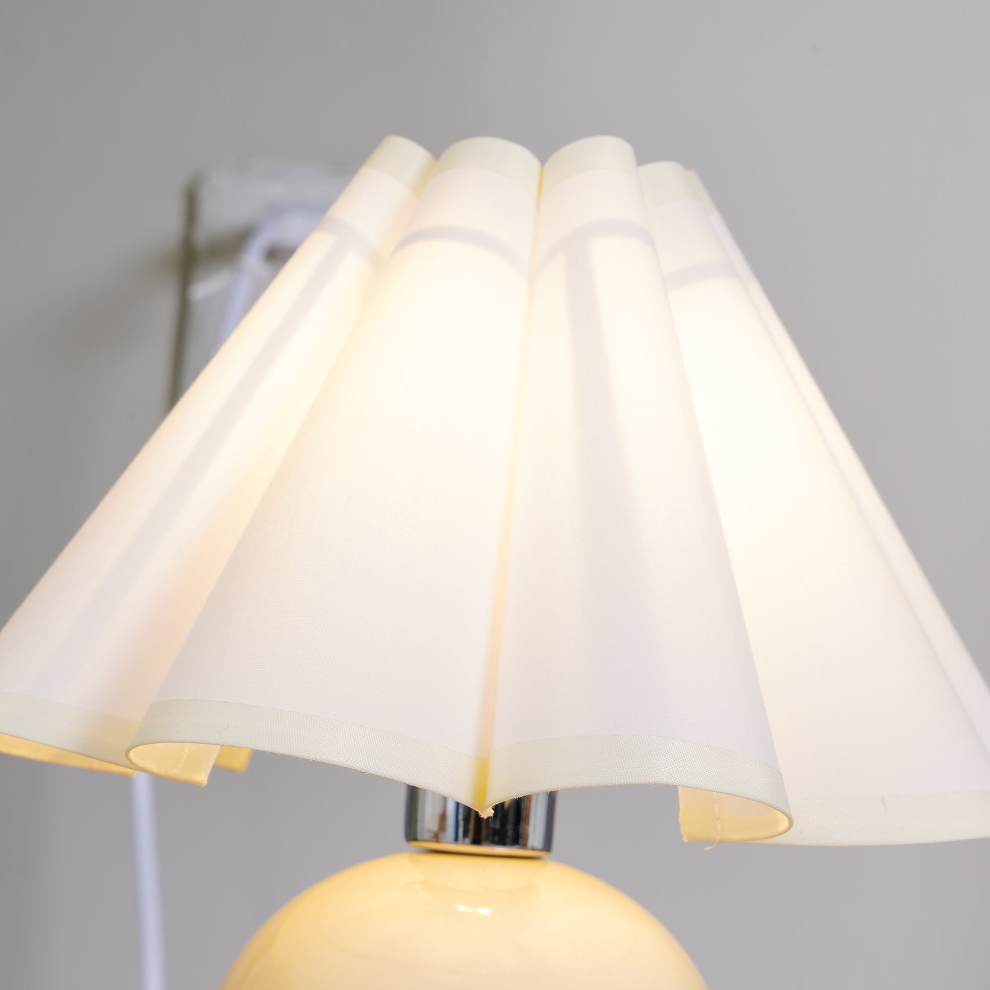 Kicsi Knife Pleat Table Lamp - Cueteks