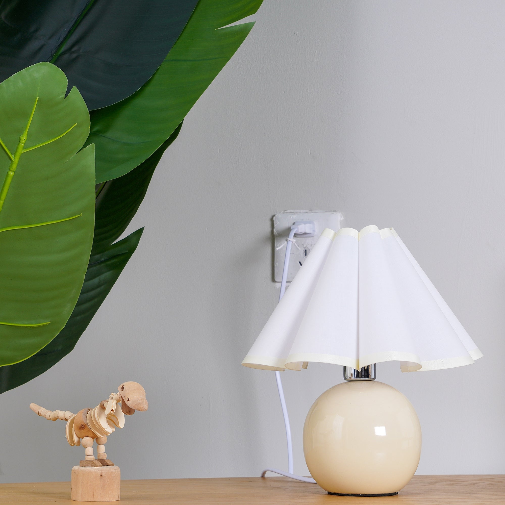 Kicsi Knife Pleat Table Lamp - Cueteks
