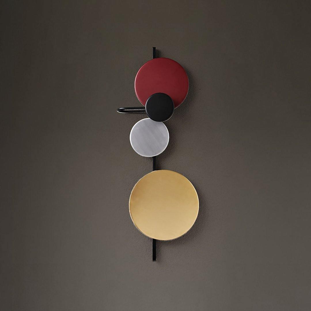Red upper disc with silver and gold-coloured lower discs