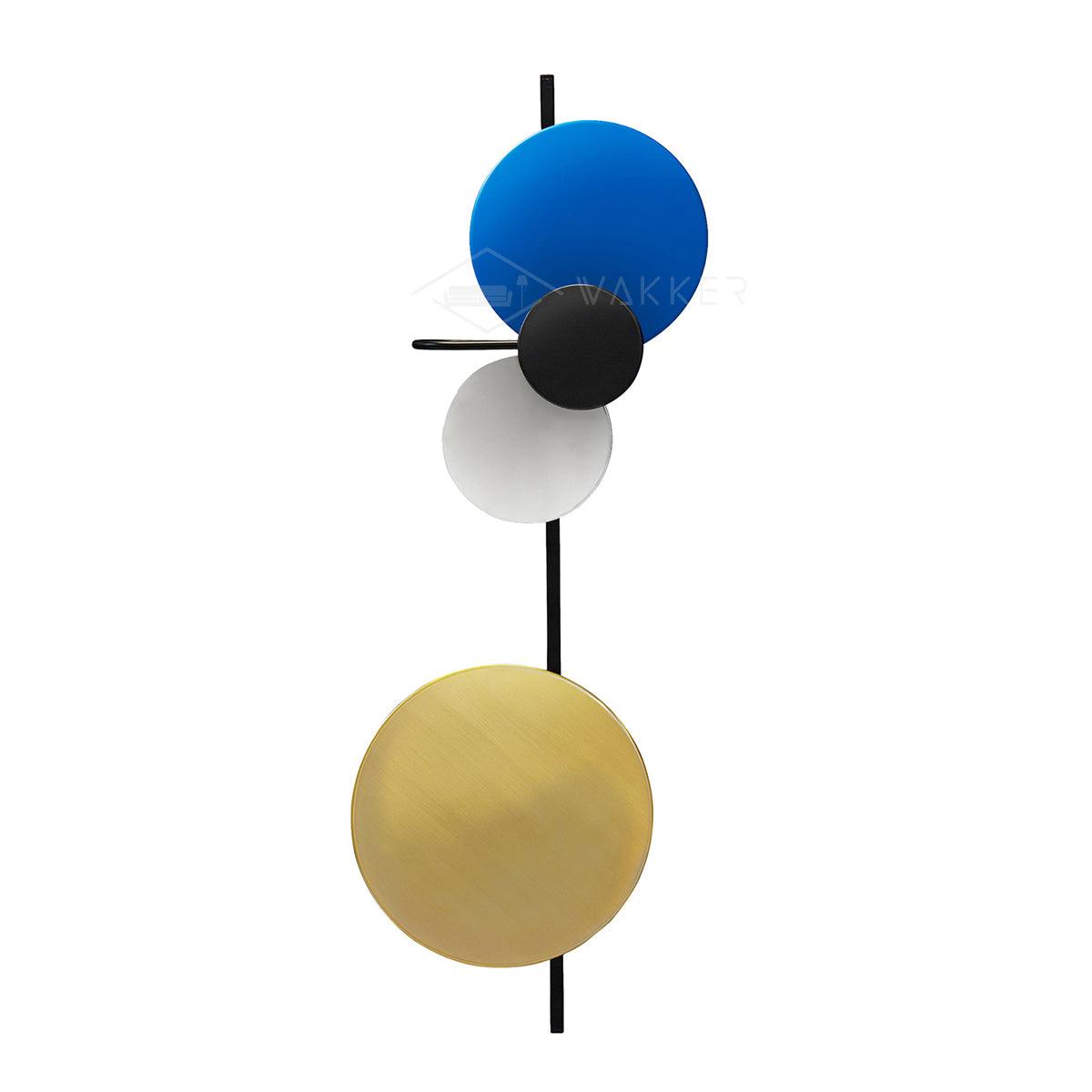 Blue upper disc with a black central unit, silver-coloured middle disc and gold-coloured lower disc