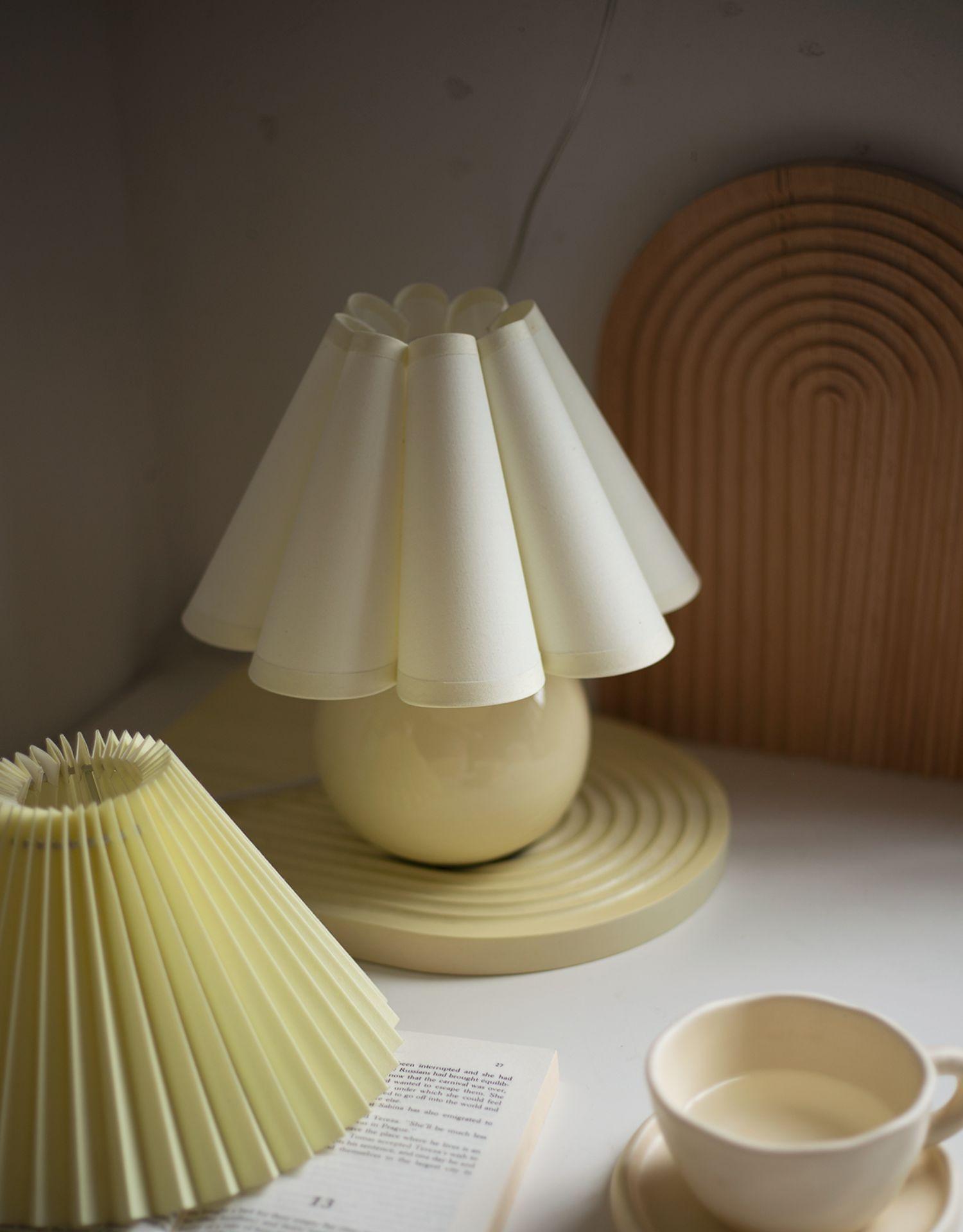 Kicsi Knife Pleat Table Lamp - Cueteks