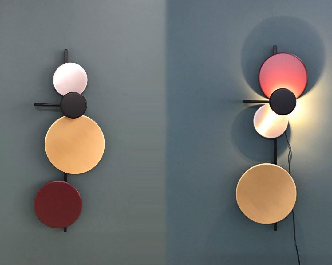 Two different disc arrangements along vertical bars