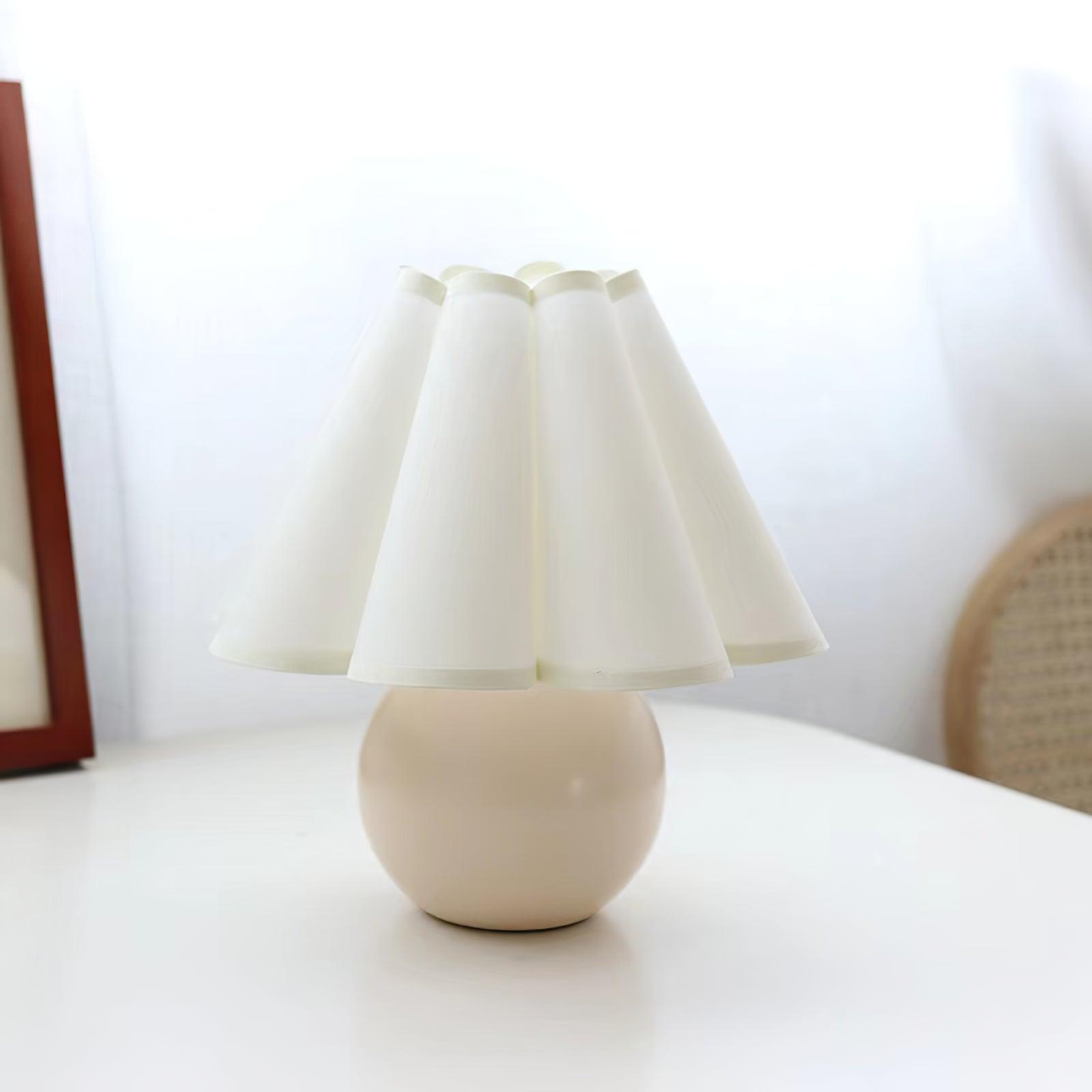 Kicsi Knife Pleat Table Lamp - Cueteks