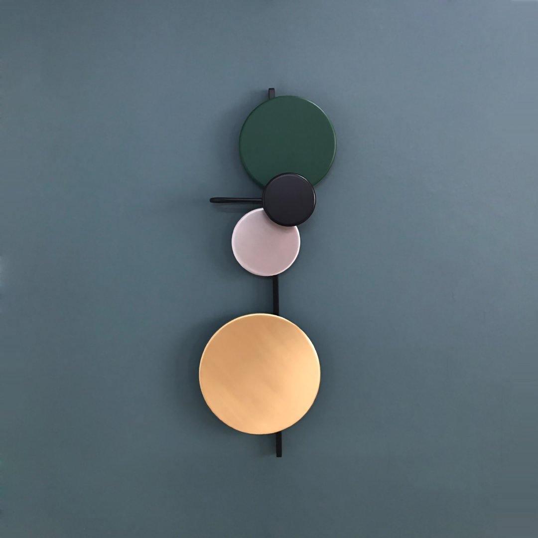 Green upper disc with large gold-coloured lower circle