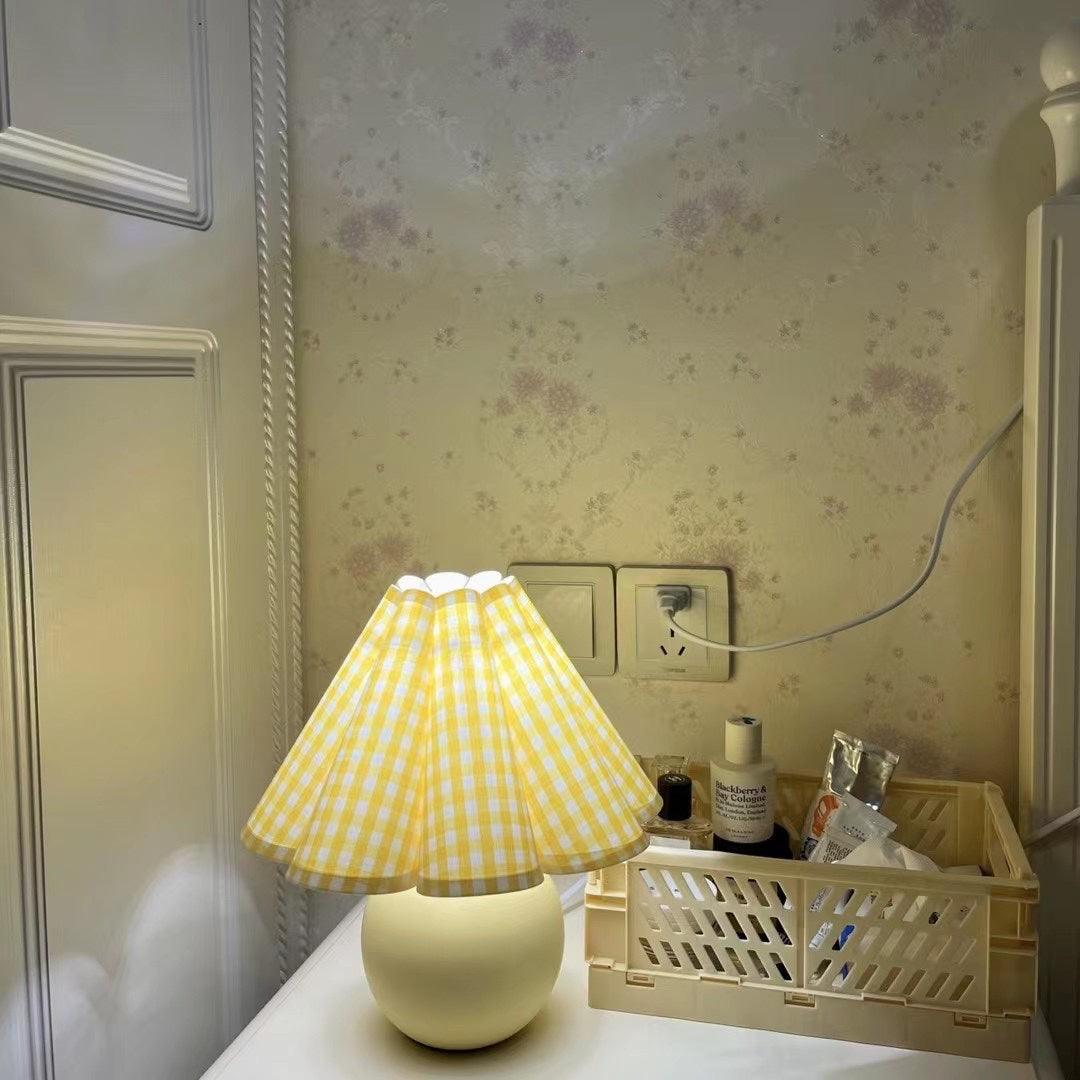 Kicsi Knife Pleat Table Lamp - Cueteks