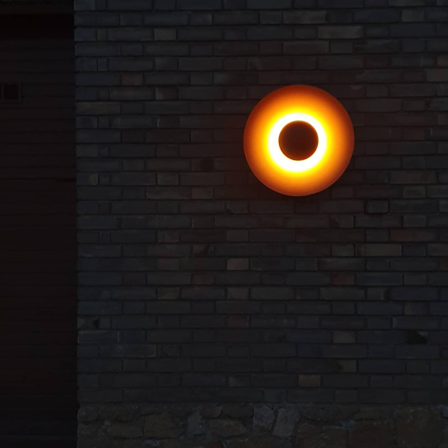 Simplicity Glow round metal LED wall light