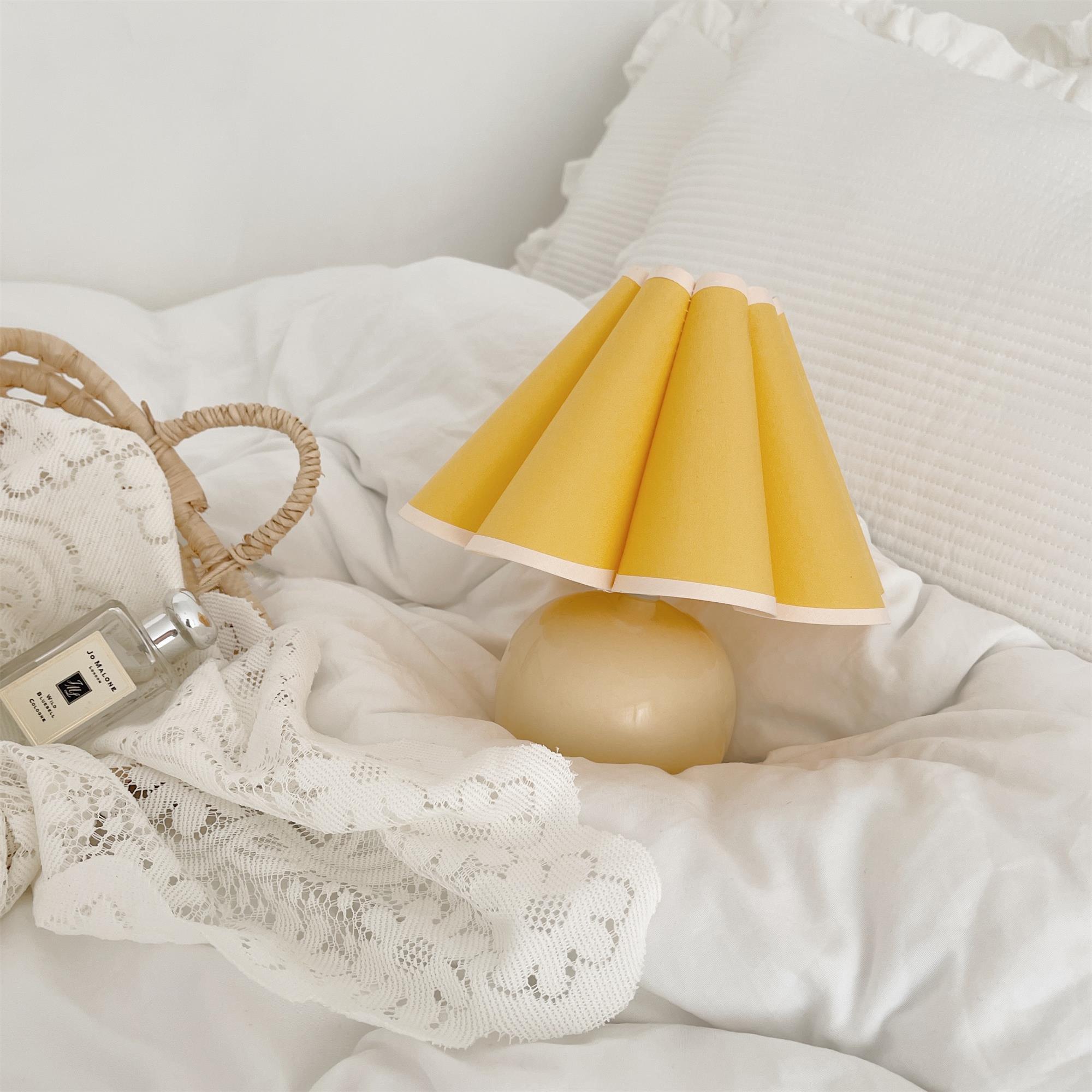 Kicsi Knife Pleat Table Lamp - Cueteks