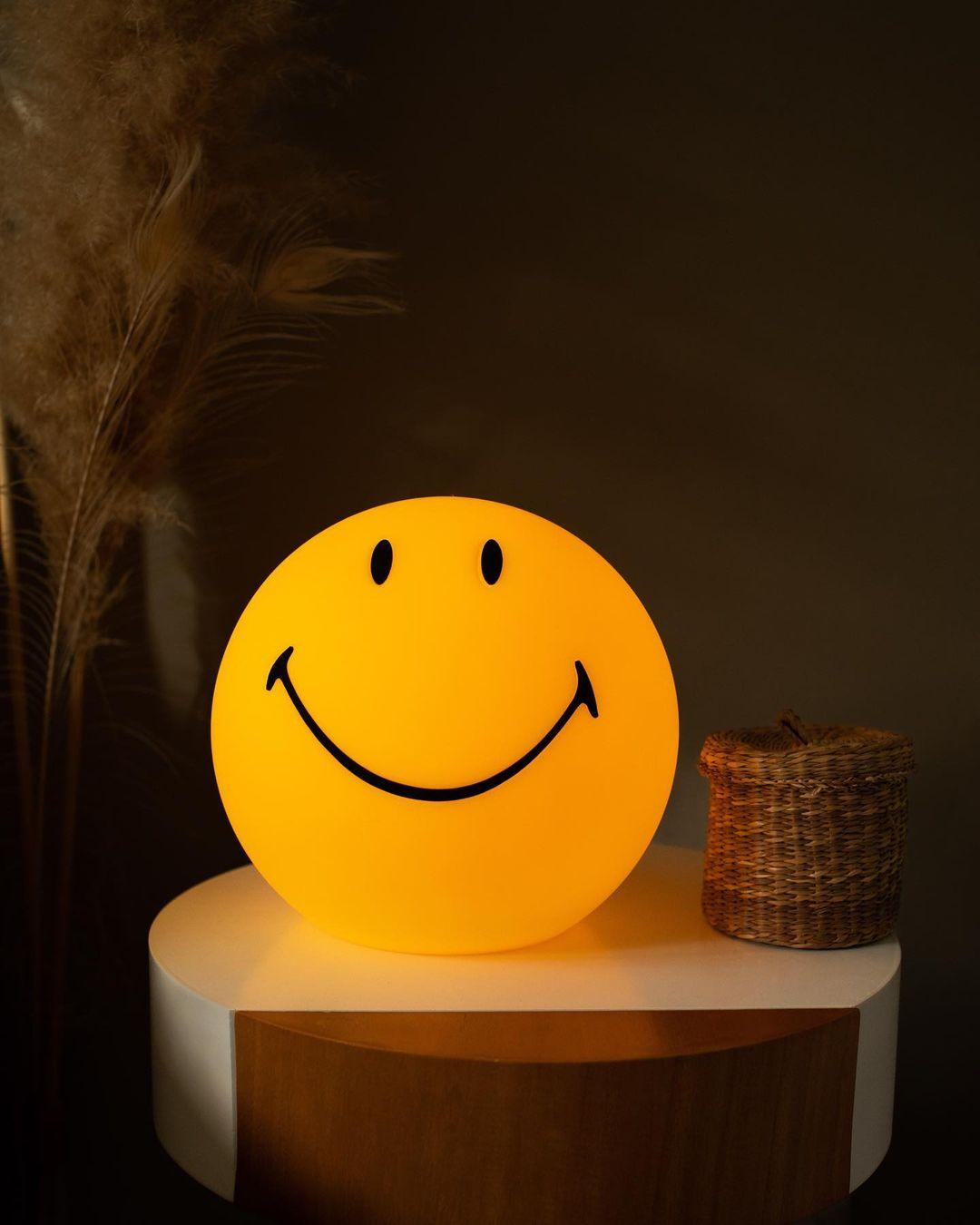 Smiling Rechargeable Built-in Battery Table Lamp - Cueteks