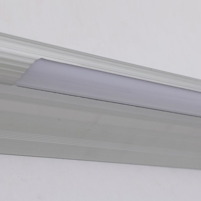 Edge pale strip diffuser and silver-colour rear support close-up