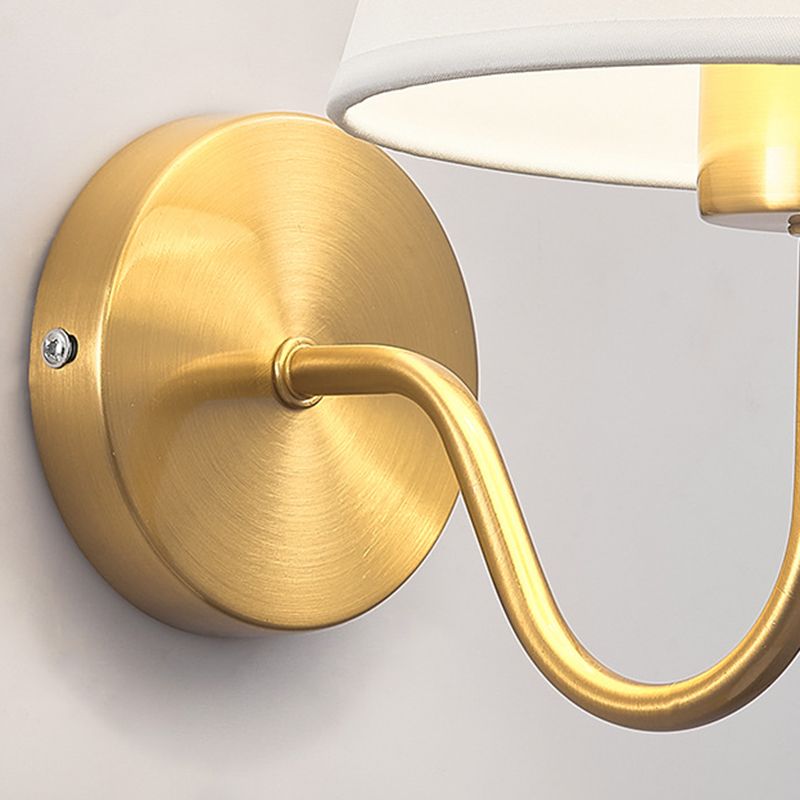 Eryn round gold-coloured backplate and U-curved arm detail