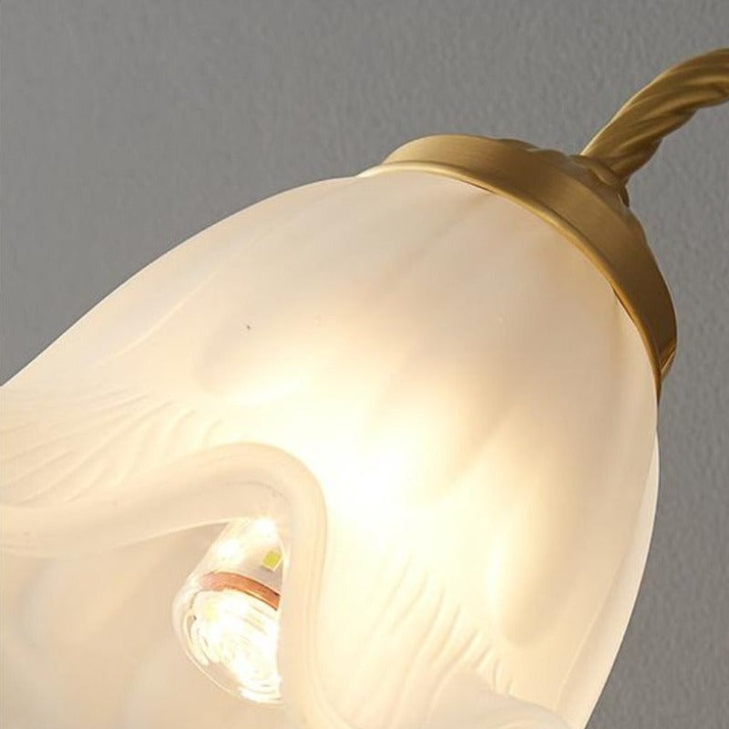 Bella flowing glass texture and gold-colour shade cap close-up
