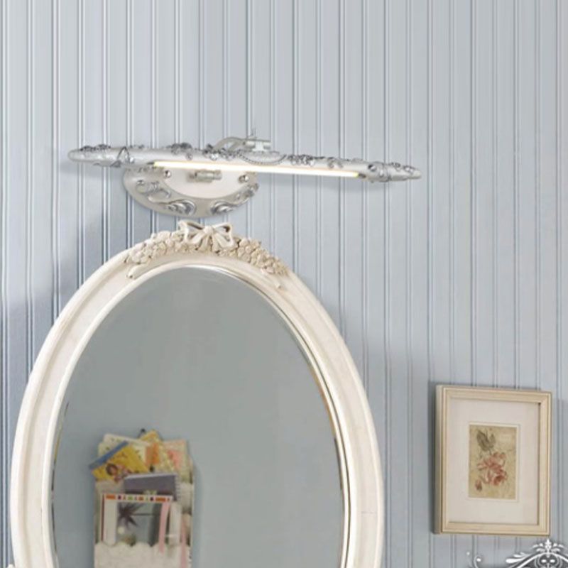 Félicie white-silver horizontal light above an oval mirror