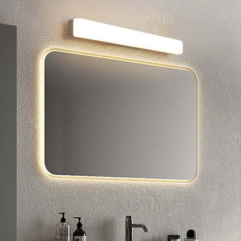 Short Edge white light above a rounded rectangular mirror