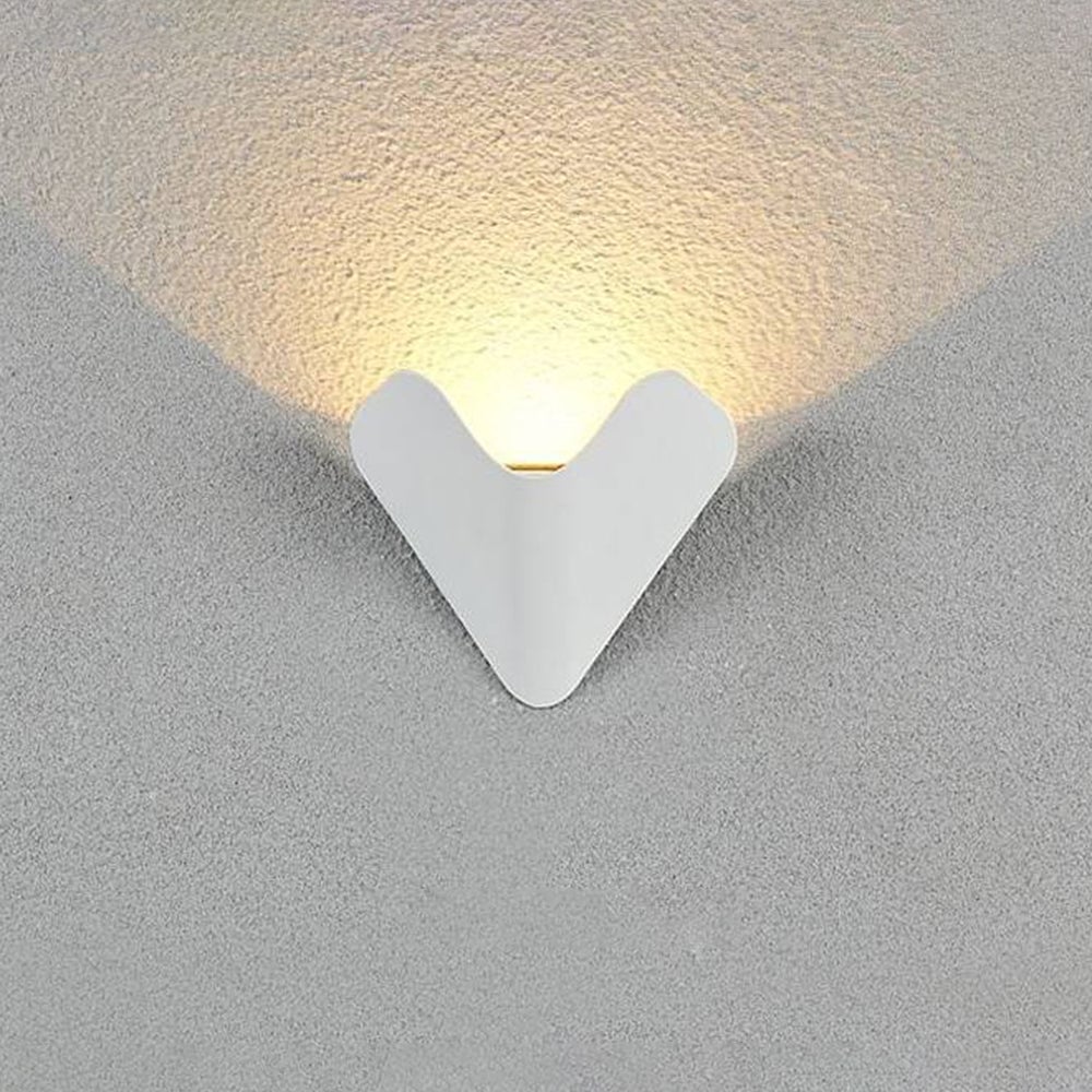 Orr Minimalist Triangle Metal Outdoor Wall Lamp, Balck/White - Cueteks