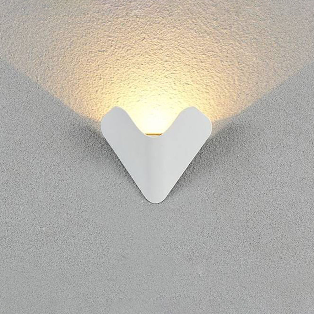 Orr Minimalist Triangle Metal Outdoor Wall Lamp, Balck/White - Cueteks